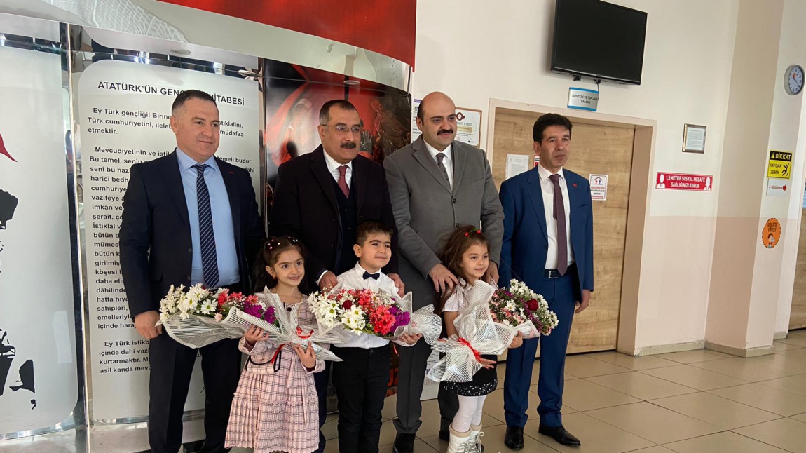 Karne Gününde Aziziye Kaymakamımız Abdülkadir Çelik'e Aziziye Belediye Başkanı Muhammed Cevdet Orhan'a ve Aziziye İlçe Milli Eğitim Müdürü Nurullah Yavilioğlu'na okulumuzu ziyaretlerinden dolayı teşekkür ederiz
