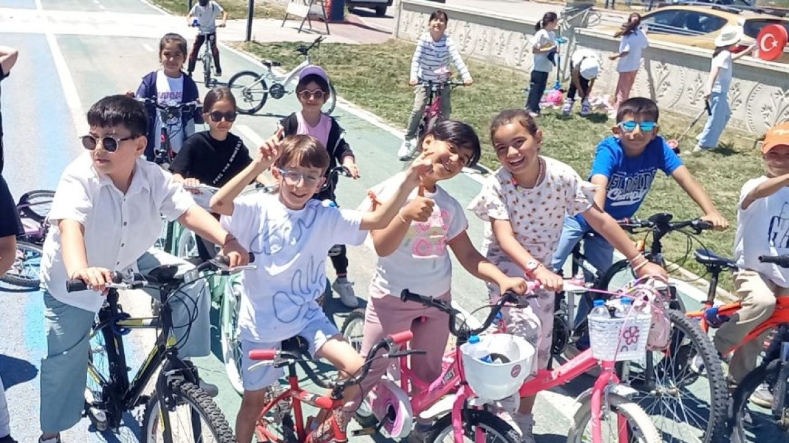 Öğrencilerimizin bisiklet binme etkinliğinden kareler..