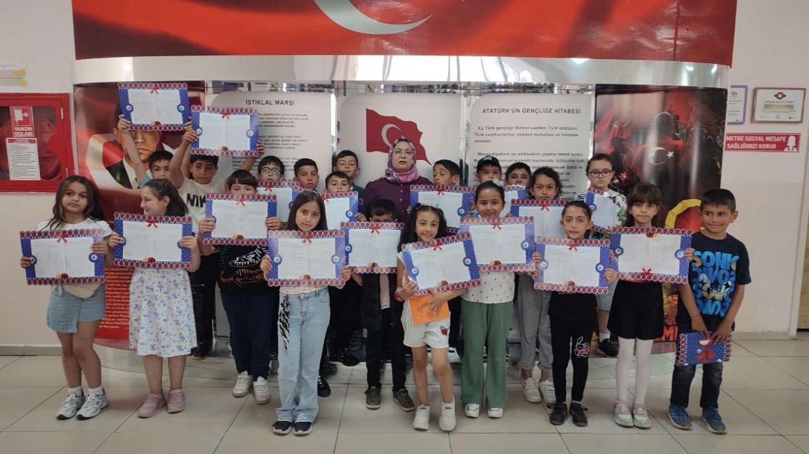  Öğrencilerimiz karnelerini aldı.